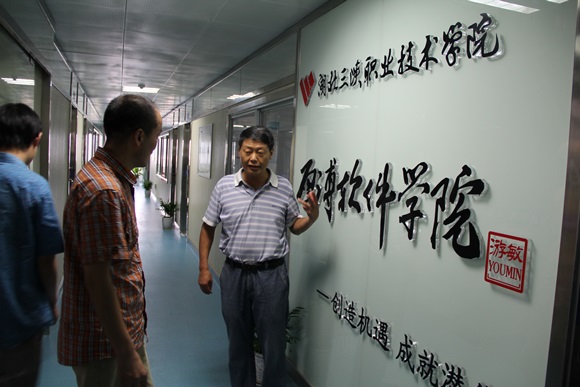 校長(zhǎng)游敏（右一）、董事長(zhǎng)陳相陽（右二）查看教學(xué)場(chǎng)所